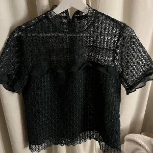 Grön spetstopp - Grön spets topp från zara storlek M. Aldrig använd