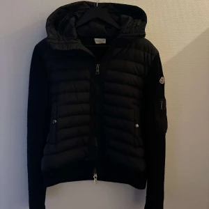Moncler cardigan  - Riktigt snygg moncler cardigan säljes pågrund av att den blivit lite liten!!