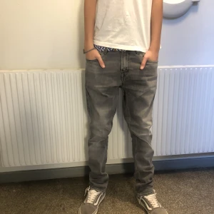Tiger of Sweden jeans  - Tja, säljer nu dessa riktigt feta tiger of Sweden jeans i storlek 29/32. Modellen heter Pistolero och går för 1699 nya. Dem är i fint skick, inga defekter. Skriv om du har fler funderingar! 