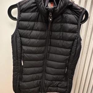 Parajumpers väst - En svart Parajumpers super lightweight väst i storlek S.  Väldigt bra skick, inga hål eller skavanker.