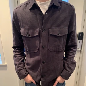 Overshirt  - Fin overshirt som använts max 2 gånger, den är ifrån only & sons. Orginella storleken är Xs men är stor i storleken. Modellen på bilden är cirka 180cm. 