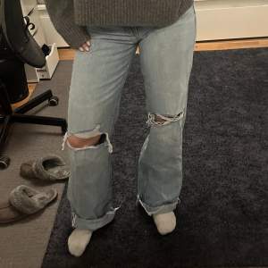 Säljer dessa skitnsygga jeans från zara med hål i knäna som börjar bli inne igen💕 