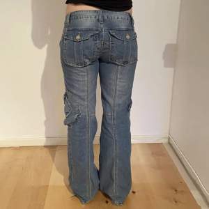 Så coola jeans med massa fickor i utmärkt skick. Säljer då de inte är min stil längre. Midjemåttet tvärs över är 40cm och innerbenslängden 80cm💓