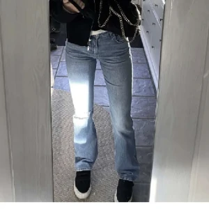 Blåa low waist jeans - Säljer dessa jeans som jag köpte här på Plick (från Gina Tricot) då dom är för långa för mig som är 162! Skulle gissa att dom passar någon som är 166-170.