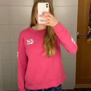 Fin rosa sweatshirt, säljer pågrund av att den inte kommer till användning längre, har inga defekter. Normal i storleken.köparen står för frakten.