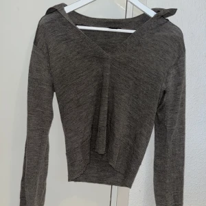 Brun/grå långärmad tröja - Säljer denna jättefina tröja då den är för liten för mig. I jättefint skick. Vet inte riktigt vad som hände med färgen på tröjan på sissta bilden. Skriv om du har några funderingar🤍💗💕💗🤍💕💕💗
