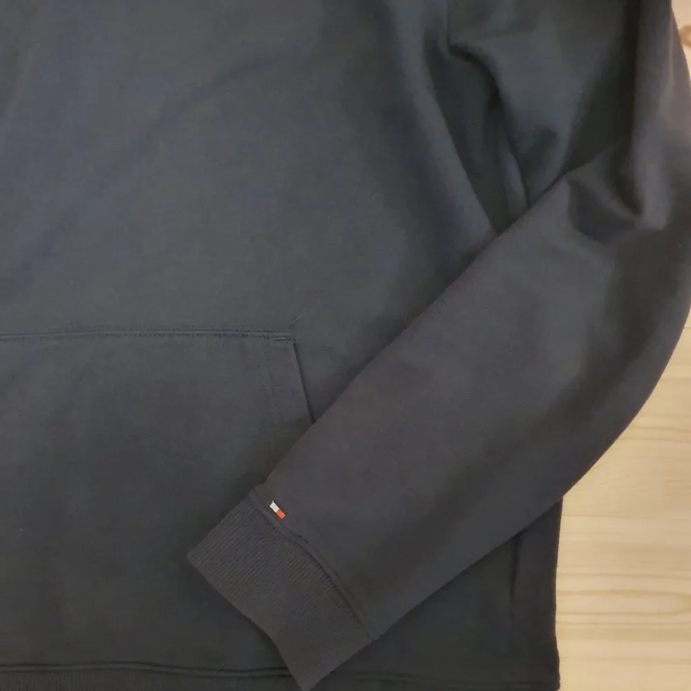 Säljer en mörkblå tommy hillfiger hoodie|| skick:8.5/10 || hör av dig om du har frågor!. Hoodies.
