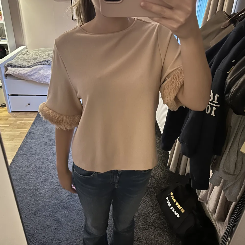 Super söt topp från zara med päls på ärmarna, knappt använd. Storlek S men passar xs-m💕. Puserot.