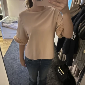 Topp zara - Super söt topp från zara med päls på ärmarna, knappt använd. Storlek S men passar xs-m💕