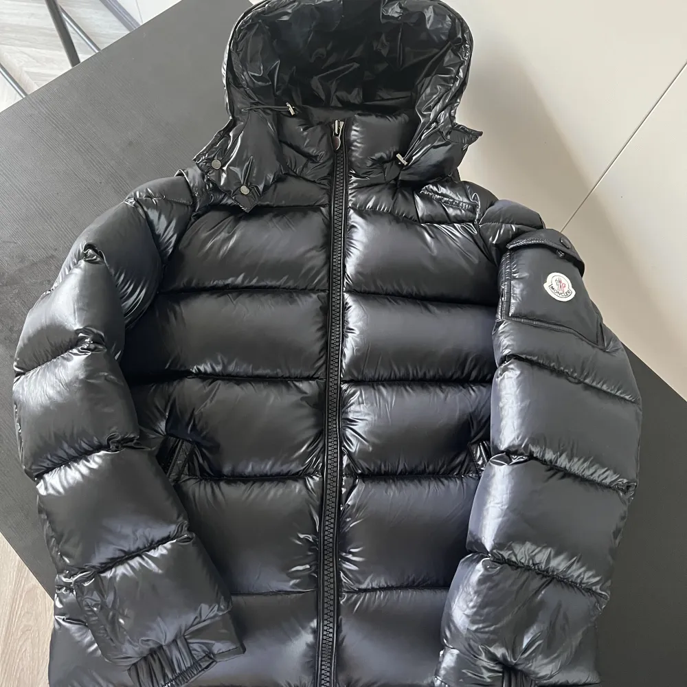 Säljer helt nya Moncler Maya från storlekarna XS-XL  Jackorna består av 90% dun och är därmed mycket varma och passar perfekt för vintern!  Qr scan fungerar även på jackorna!  3-18 arbetsdagar spårbar expressleverans erbjuds vid köp av jacka . Jackor.