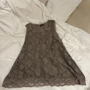 Spetslinne/klänning - Man kan ha de som bådeoch, beror på längd. 