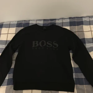 Hugo boss tröja - Svart Hugo boss tröja i storlek xl. Kommer i bra skick. 