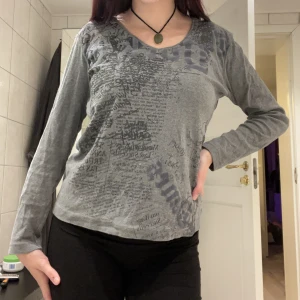 Långärmad tröja  - Grå långärmad med fint tryck och detaljer! Passar S-M