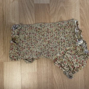 Söt topp från Lindex  - Så söt, är i storlek 128 men skulle själv säga den passar 11-12 då den ör lite mer croppt💗