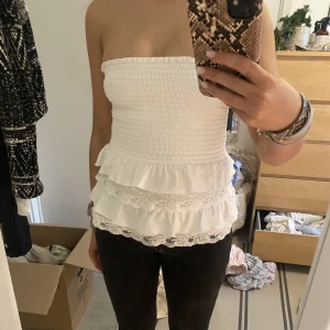 Hollister Topp  - super söt hollister topp som e stretchig, den e lite blå vit 