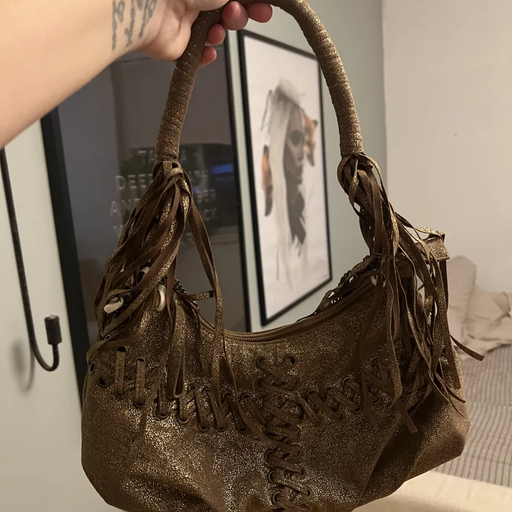 Annorlunda brun handväska med inslag i guld😊 Oanvänd . Väskor.