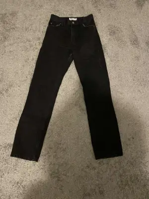 Svarta jeans. Raka ben och mid-waist. Använts 5 gånger. Inga fläckar eller märken. Köpt för 379kr.