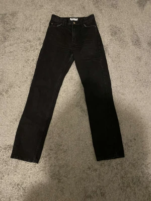 Svarta Jeans - Svarta jeans. Raka ben och mid-waist. Använts 5 gånger. Inga fläckar eller märken. Köpt för 379kr.
