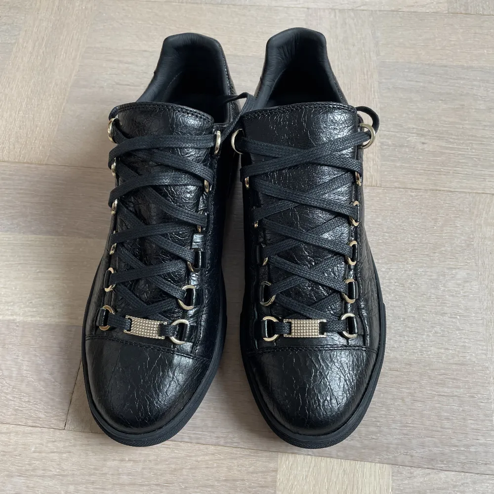 Oanvända svarta sneakers.  Köpt i Oslo. Nypris: 5400kr. Skor.