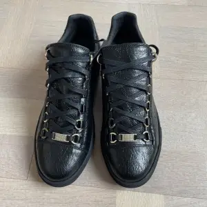 Oanvända svarta sneakers.  Köpt i Oslo. Nypris: 5400kr