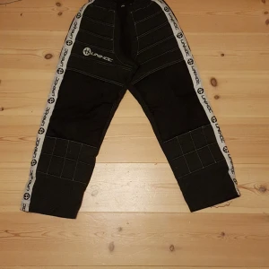 Innebandy målvakt byxor - Andvända ett par gånger inann jag tog paus från innebandy. Jättebra och inte slitna på knäna perfekt till nålvakter.
