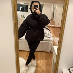 Vinterjacka NA-KD  - Helt ny oanvänd svart vadderad vinterjacka från NA-KD. Köpt för 1 vecka sedan och är helt  oanvänd, därmed hänger prislapp kvar! Skriv för fler frågor❄️