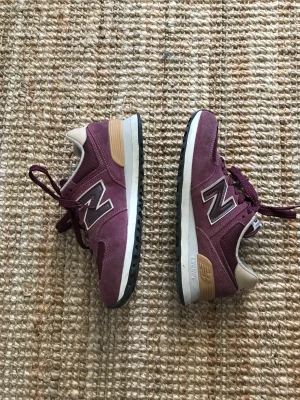 New Balans, röda  - Helt nya New Balans i snygg vinröd färg med beiga detaljer. 