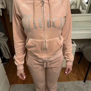 Juicy Couture - Säljer detta fina juicy settet i strl XS på tröjan och XXS på byxorna. Skulle säga att dom även passar XS/S. Pris kan diskuteras vid snabb affär!