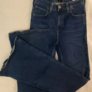 Bootcut jeans med märket Lee, färg ”mellanblå” och modell Breese. Nästan oanvända och inga synliga defekter😋💗💗