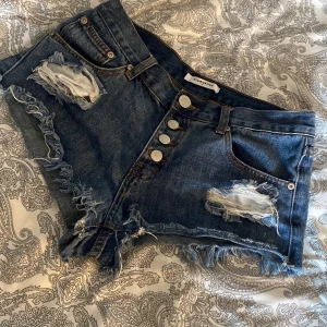 Low waist shorts  - Lite i den pösigare Mosel sitter ej tajt 