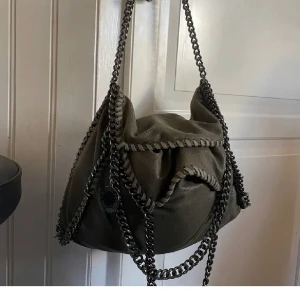 Stella McCartney  - Väska i användt skick. Från sellpy och allt där är äkthetskontrollerat💚