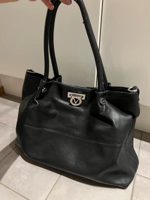 Väska  - Lite sliten på bandet (se bild) annars i fint skick 