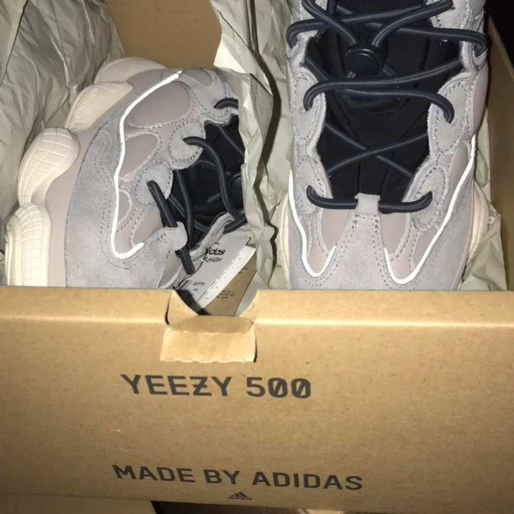 Yeezy 500 high sneakers in “mist stone”. Brand new, never worn because they run small. Bought from Restocks for 3400kr. Proof of authenticity from Restocks. . Skor.