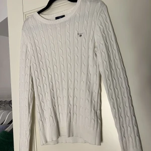  Kavelstickad Gant tröja  - Säljer min Kavelstickad tröja från Gant vit färg i storleken S🤍