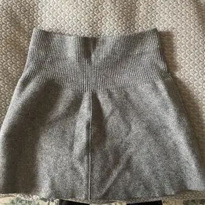 Så fin stickad kjol från Zara!! Har använt endast två gånger så ser ut som ny👌🏻  (Priset kan diskuteras)