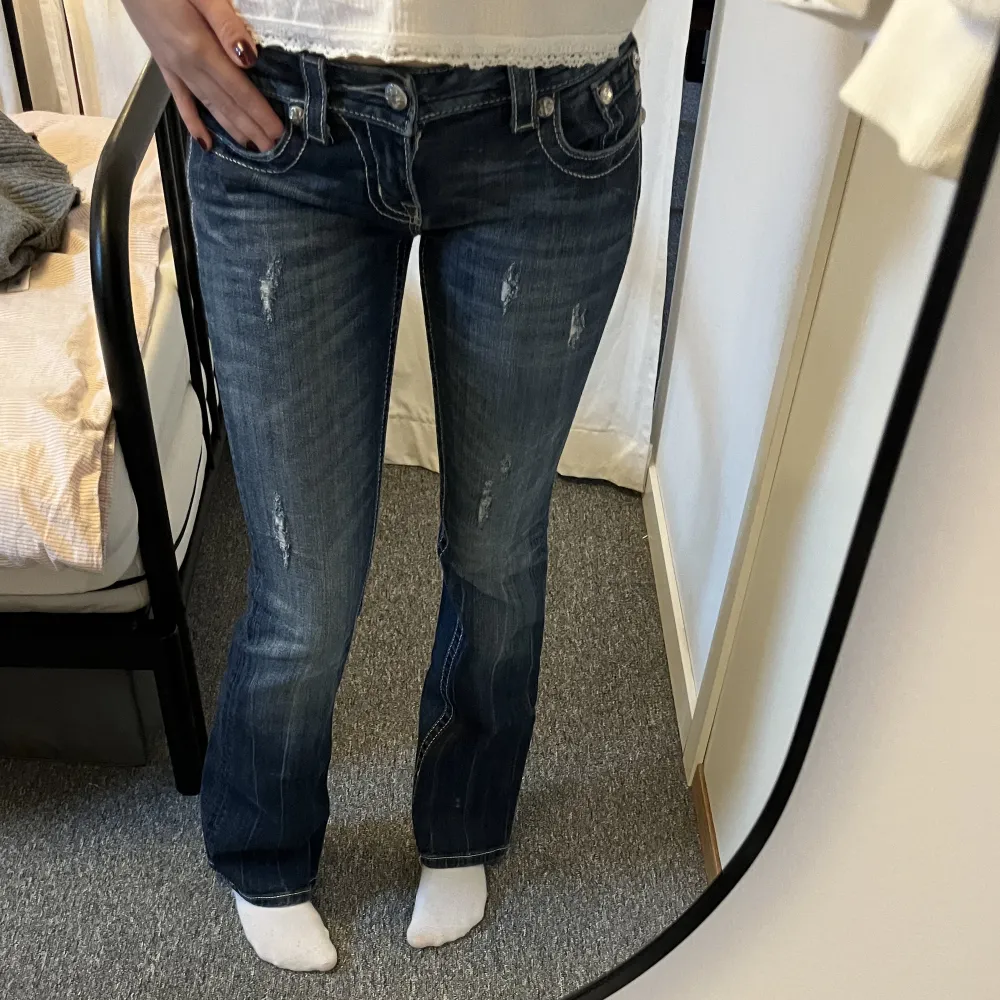 Vintage bootcut jeans i superbra skick men assnygga bakfickor och detaljer ❤️ Skriv gärna privat om du har frågor. . Jeans & Byxor.