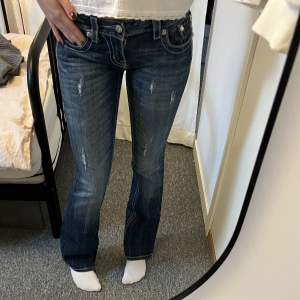 Vintage bootcut jeans i superbra skick men assnygga bakfickor och detaljer ❤️ Skriv gärna privat om du har frågor. 