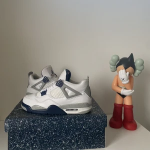 Jordan 4 Midnight Navy - Jordan 4 med Lätt creasing. Creaskydd samt boxen ingår. Färgen har börjat flagna av lite och behöver målas om(kom privat för bild) Sulan är inte heller i bra skick, men inget man ser. Priset kan diskuteras