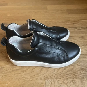 Svarta sneakers - Säljer dessa snygga sneakers köpta second hand. I mycket bra skick, jag har aldrig använd dem då de var för små…