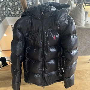 Ralph Lauren jacka - Hej! Säljer nu min vinterjacka från Ralph Lauren, knappt använd 10/10 skick. Ny pris 5000 Mitt pris 2800 (bra pris vid snabb affär) Gbg