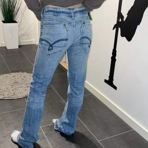 Hej! Säljer dessa fina lågmidjade jeans som tyvärr är för stora!💕som nya! Pris går att diskutera!