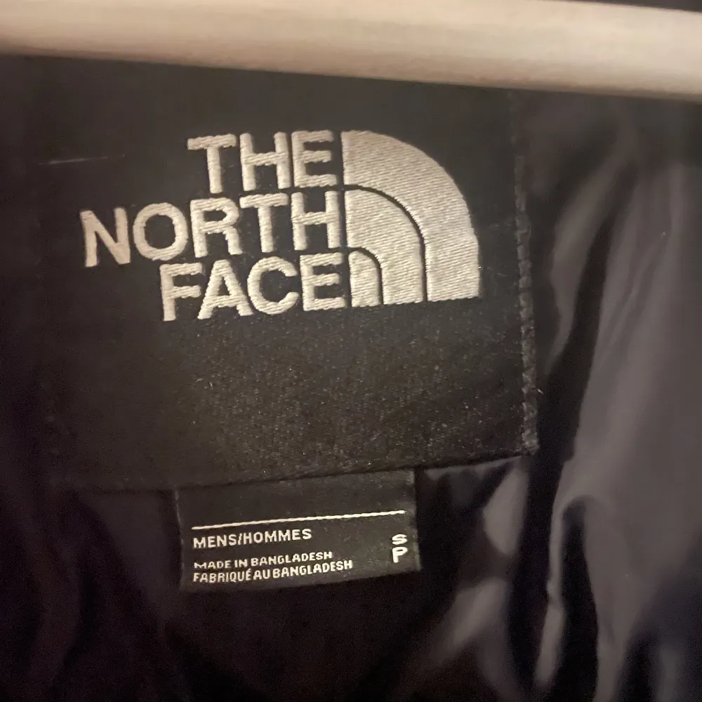 Jätte fin lila North face jacka som bara är använd en säsong och som är i jätte fint skick💕den är i herr modell i st S men sitter bra på mig som är tjej och har S också. Jackor.