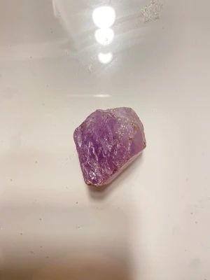 Rå ametist  - En rå ametist. Släpper taget om oro och negativa känslor. 💜🔮