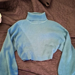 H&M Divided Polo Tröja Blå - Den är oversized, I perfekt skick och knappt använd. Den är mer vibrant i verkligheten. Dm för bilder på!