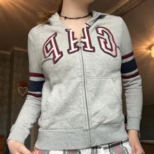 Gap hoodie - Skitsnygg gap hoodie, bra skick.  Barnstorlek xl men skulle säga den är som xs.  70kr använd gärna köp nu 