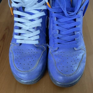 Jordan 1 High violet gatorade - Jordan 1 high violet Gatorade, bra skick , lite creasing framförallt på toebox, ingen box, finns både vita och lila snören