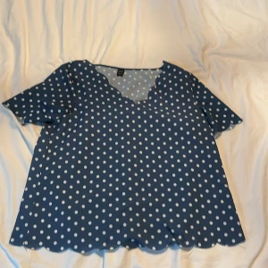 T-Shirt SHEIN  - Jag säljer den T-shirt from SHEIN för 35 sek . Storlek är M.