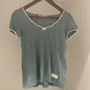 Odd Molly Blus - Säljer min söta grön/blåa Odd Molly blus som knappt är använd! 💙 Nypris 599.