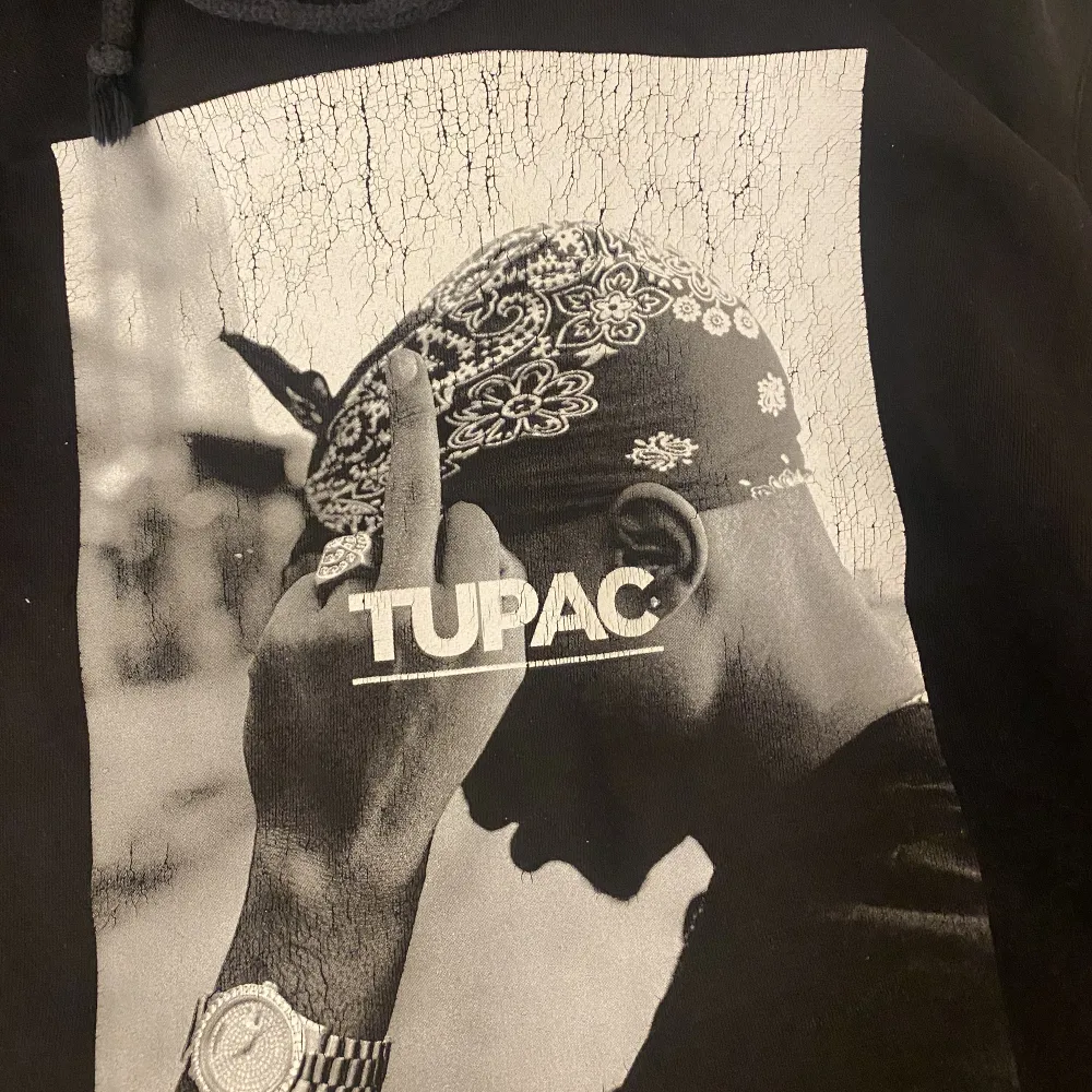 Säljer denna 2pac hoodie i stolek xs, säljer för 200kr, den är köp på zalando och där är nypris 450kr,, inga fläckar eller hål men bilden på honom är lite spräck pga att man tvättat den i tvättmaskinen🫶🏻🫶🏻kom privat för mer . Hoodies.