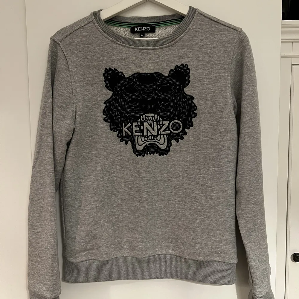 Säljer denna Kenzo sweatshirt! Storlek M🤍 I nyskick!. Tröjor & Koftor.